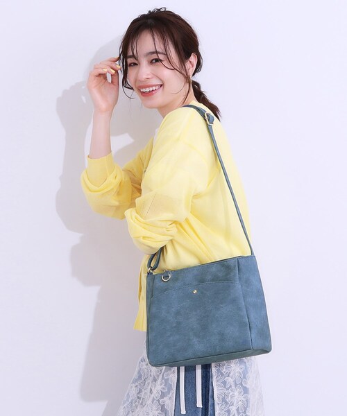 SHOO・LA・RUE（シューラルー）の「あおりポケットショルダーバッグ（ショルダーバッグ・レディース・グレー/オフホワイト/サックスブルー/イエロー/ブルー系その他/ライトベージュ・00）」の17枚目の写真