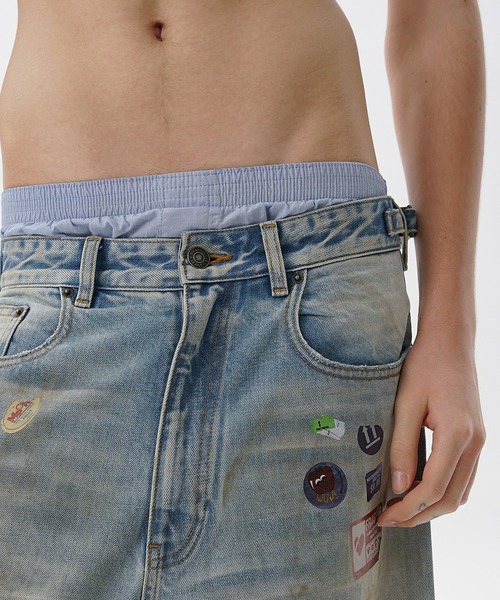 ルーズフィット ステッカープリント サイドベルト付き デニムパンツ