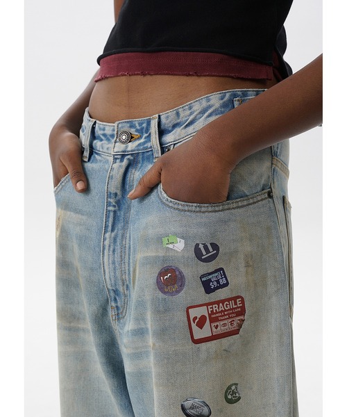 ルーズフィット ステッカープリント サイドベルト付き デニムパンツ