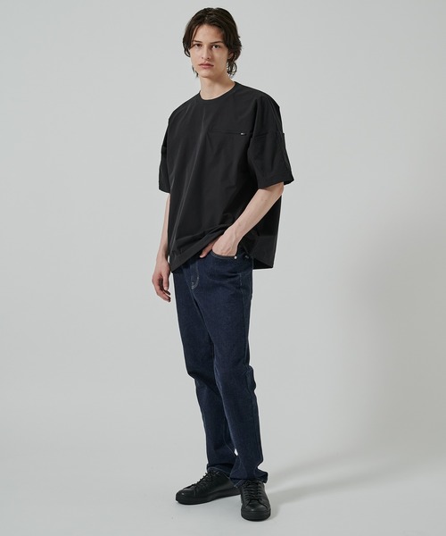 WHITE MOUNTAINEERING（ホワイトマウンテニアリング）の「【White Mountaineering/ホワイトマウンテニアリング】別注 BLK YORK SLEEVE T-SHIRT / ウォッシャブル / 透湿素材（Tシャツ/カットソー・メンズ・ブラック・000/1/2）」の2枚目の写真