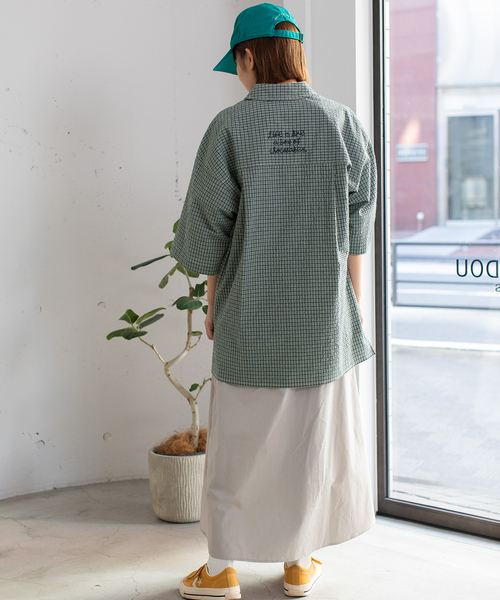 POU DOU DOU(プードゥドゥ)の「バック刺繍オーバーサイズシャツ(シャツ/ブラウス・レディース・オフホワイト/ブルー/イエロー・M)」の6枚目の写真