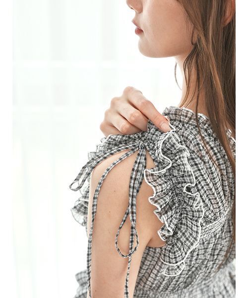 SNIDEL（スナイデル）の「シャーリングフリルブラウス（シャツ/ブラウス・レディース・ブラック/ホワイト/レッド・F）」の9枚目の写真