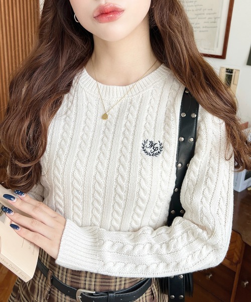 moment+(モーメントプラス)の「刺繍入りケーブルショート丈ニットプルオーバー〈手洗い可能〉(ニット/セーター・レディース・ブラック/アイボリー/ネイビー/グレー/ボルドー・M/L)」の2枚目の写真