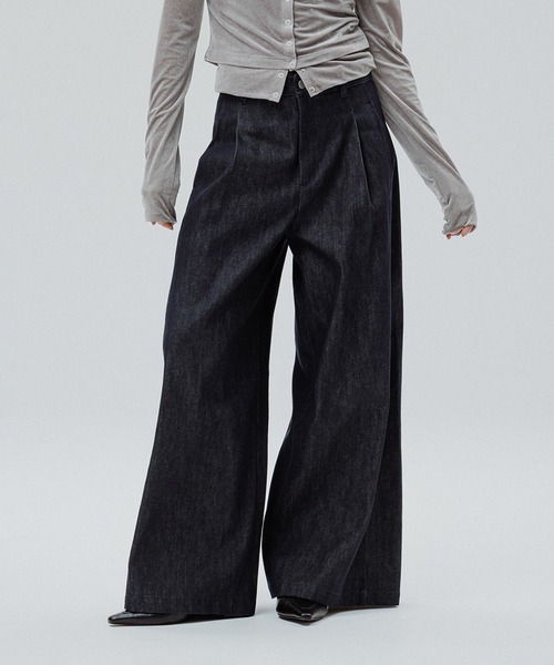 ADAM ET ROPE'(アダムエロペ)の「ツイストシームワイドデニム(デニムパンツ・レディース・ネイビー・38/36/34)」の1枚目の写真