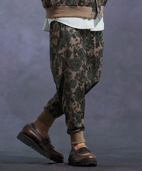 Jih Nunc（ジーヌンク）の「mp13900-フラワー総柄タックリブパンツ（その他パンツ・メンズ・ベージュ/ブラック・L/M/S）」の4枚目の写真