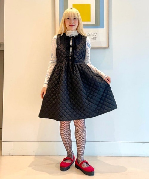 CAROLINA GLASER（カロリナ グレイサー）の「リボン付きキルティング ノースリーブワンピース（ワンピース・レディース・グリーン系その他5/ブラック・ONE SIZE）」の2枚目の写真