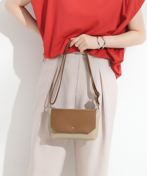 SHOO・LA・RUE（シューラルー）の「【軽量】ふわっと軽いフラップショルダーバッグ（ショルダーバッグ・レディース・シルバー系その他/ベージュ系4/ブラック/ブラック系4・00）」の4枚目の写真