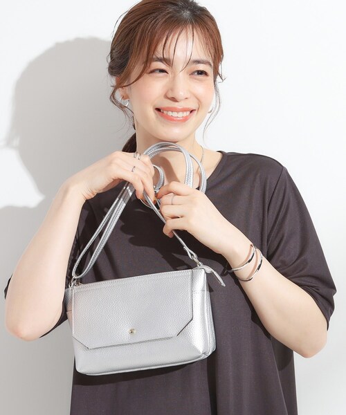 SHOO・LA・RUE（シューラルー）の「【軽量】ふわっと軽いフラップショルダーバッグ（ショルダーバッグ・レディース・シルバー系その他/ベージュ系4/ブラック/ブラック系4・00）」の1枚目の写真