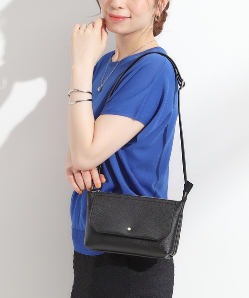 SHOO・LA・RUE（シューラルー）の「【軽量】ふわっと軽いフラップショルダーバッグ（ショルダーバッグ・レディース・シルバー系その他/ベージュ系4/ブラック/ブラック系4・00）」の2枚目の写真