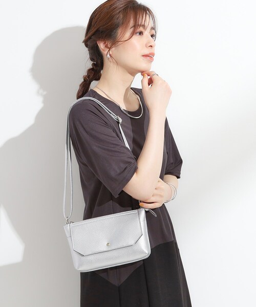 SHOO・LA・RUE（シューラルー）の「【軽量】ふわっと軽いフラップショルダーバッグ（ショルダーバッグ・レディース・シルバー系その他/ベージュ系4/ブラック/ブラック系4・00）」の5枚目の写真