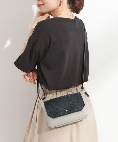 SHOO・LA・RUE（シューラルー）の「【軽量】ふわっと軽いフラップショルダーバッグ（ショルダーバッグ・レディース・シルバー系その他/ベージュ系4/ブラック/ブラック系4・00）」の9枚目の写真