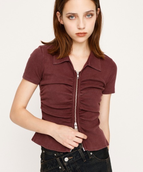 SLY(スライ)の「FRONT ZIP GATHER TOPS フロントジップ ギャザー トップス 半袖 秋服 夏服(Tシャツ/カットソー・レディース・バーガンディー/ブラック/アイボリー/カーキ・FREE)」の4枚目の写真