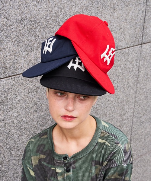 WISH FOR EVER(ウィッシュフォーエバー)の「LOGO MOTIF STITCH DESIGN STRAIGHT CAP/ロゴモチーフステッチデザインストレートキャップ(その他小物・メンズ・ブラック/レッド/ネイビー・FREE)」の4枚目の写真