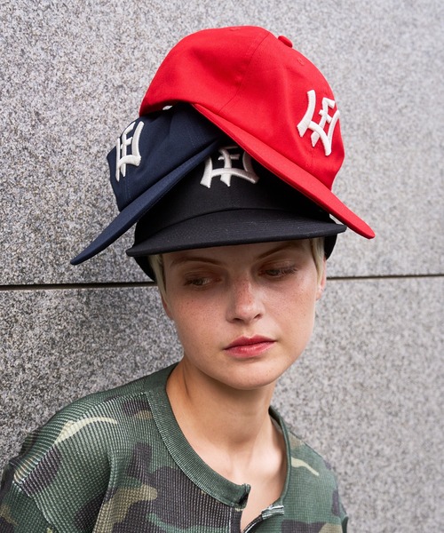 WISH FOR EVER(ウィッシュフォーエバー)の「LOGO MOTIF STITCH DESIGN STRAIGHT CAP/ロゴモチーフステッチデザインストレートキャップ(その他小物・メンズ・ブラック/レッド/ネイビー・FREE)」の5枚目の写真