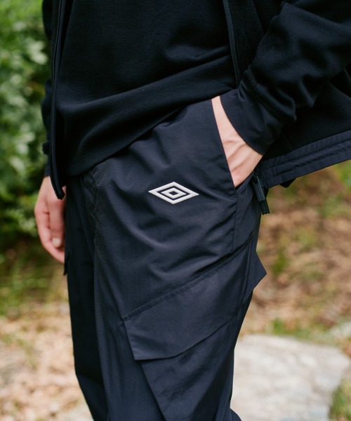WHITE MOUNTAINEERING（ホワイトマウンテニアリング）の「White Mountaineering WM × UMBRO EASY CARGO PANTS (WM2573418)（カーゴパンツ・メンズ・ブラック・1/2）」の2枚目の写真