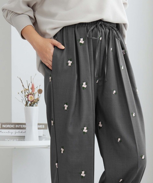 Viola e Viola(ヴィオラエヴィオラ)の「花柄刺繍EASYストレートパンツ(その他パンツ・レディース・モカ/グレー・M/L)」の3枚目の写真