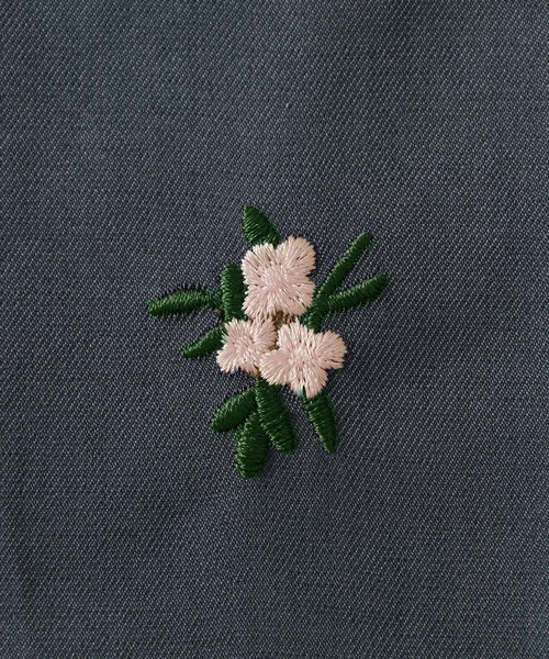 Viola e Viola(ヴィオラエヴィオラ)の「花柄刺繍EASYストレートパンツ(その他パンツ・レディース・モカ/グレー・M/L)」の9枚目の写真