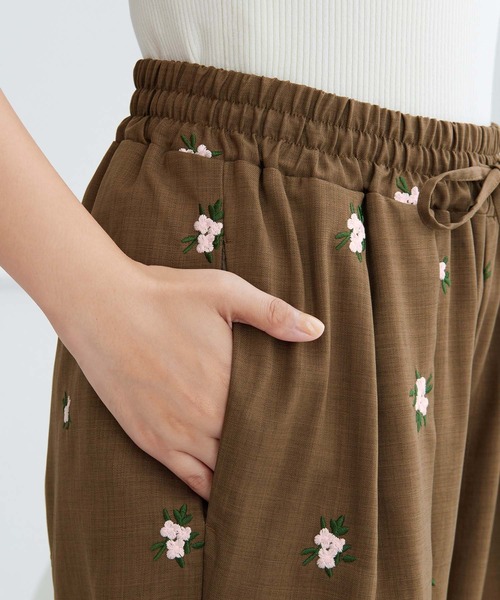 Viola e Viola(ヴィオラエヴィオラ)の「花柄刺繍EASYストレートパンツ(その他パンツ・レディース・モカ/グレー・M/L)」の16枚目の写真