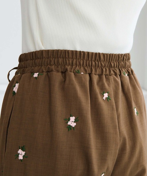 Viola e Viola(ヴィオラエヴィオラ)の「花柄刺繍EASYストレートパンツ(その他パンツ・レディース・モカ/グレー・M/L)」の18枚目の写真