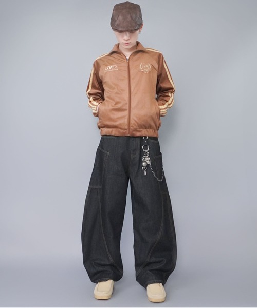 SPINNS（スピンズ）の「短丈ベロアトラックジャケット/エンブレム刺繍ロゴ/ジャージ風デザイン/ライン入り（ジャージ・メンズ・ベージュ系その他/ホワイト系その他/ブラウン系その他/グレー系その他・ONESIZE）」の19枚目の写真