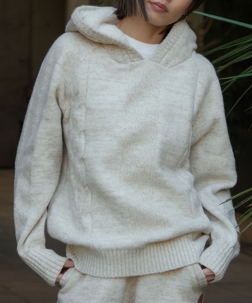 BILLABONG（ビラボン）の「BILLABONG レディース RAGLAN KNIT HOODIE セーター 【2025年秋冬モデル】 @autumn/ビラボンセットアップ対応フードボアプルオーバーニットパーカー・フーディー（ニット/セーター・レディース・アイボリー/スミクロ・MEDIUM/LARGE）」の2枚目の写真