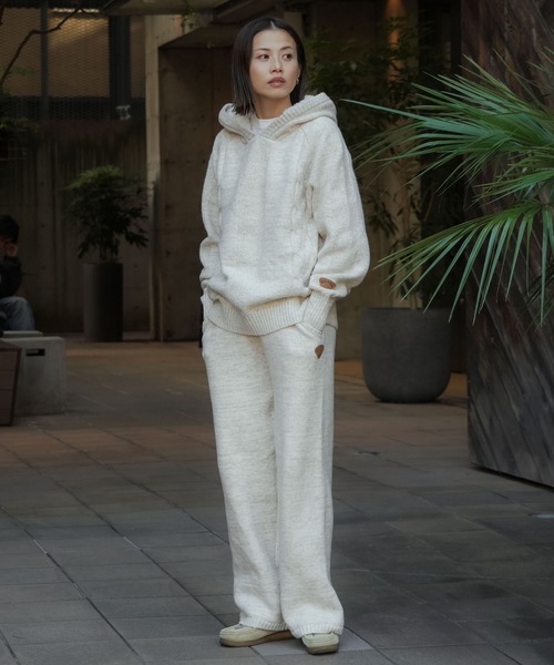 BILLABONG（ビラボン）の「BILLABONG レディース RAGLAN KNIT HOODIE セーター 【2025年秋冬モデル】 @autumn/ビラボンセットアップ対応フードボアプルオーバーニットパーカー・フーディー（ニット/セーター・レディース・アイボリー/スミクロ・MEDIUM/LARGE）」の9枚目の写真