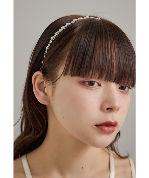 niana(ニアナ)の「パールウェーブカチューシャ ヘアアクセサリー ゴールド シルバー 結婚式 二次会 成人式 同窓会 お呼ばれ オケージョン ウェディング(カチューシャ・レディース・シルバー/ゴールド・FREE)」の3枚目の写真