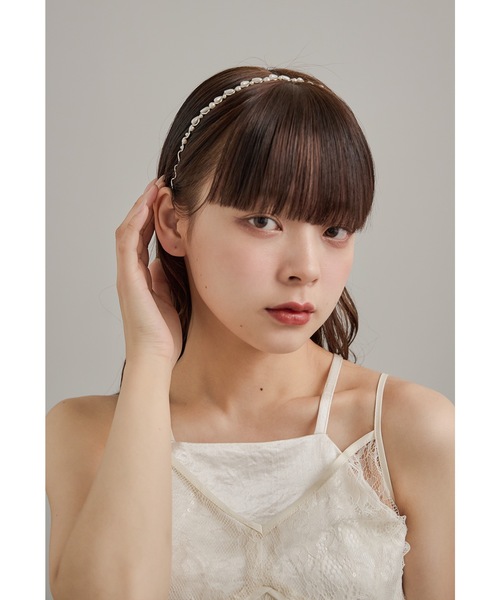 niana(ニアナ)の「パールウェーブカチューシャ ヘアアクセサリー ゴールド シルバー 結婚式 二次会 成人式 同窓会 お呼ばれ オケージョン ウェディング(カチューシャ・レディース・シルバー/ゴールド・FREE)」の4枚目の写真