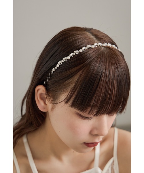 niana(ニアナ)の「パールウェーブカチューシャ ヘアアクセサリー ゴールド シルバー 結婚式 二次会 成人式 同窓会 お呼ばれ オケージョン ウェディング(カチューシャ・レディース・シルバー/ゴールド・FREE)」の5枚目の写真