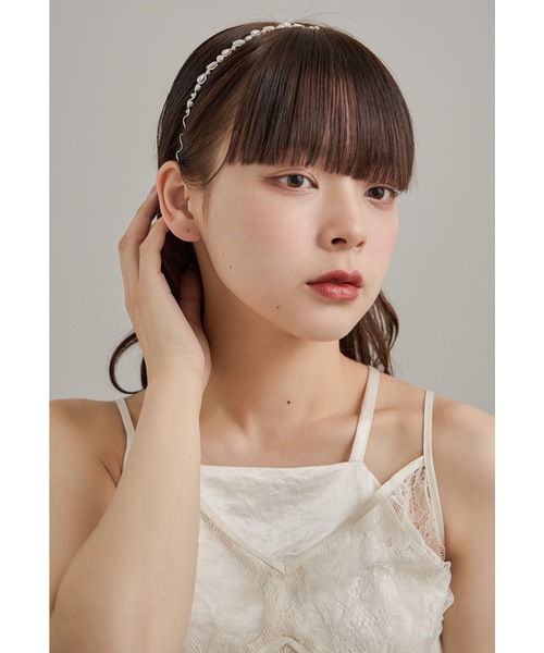 niana(ニアナ)の「パールウェーブカチューシャ ヘアアクセサリー ゴールド シルバー 結婚式 二次会 成人式 同窓会 お呼ばれ オケージョン ウェディング(カチューシャ・レディース・シルバー/ゴールド・FREE)」の6枚目の写真