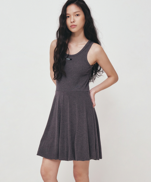 NICK&NICOLE(ニックアンドニコール)の「SHIRRING LABEL SLEEVELESS DRESS_CHARCOAL(ワンピース・レディース・その他・FREE)」の2枚目の写真