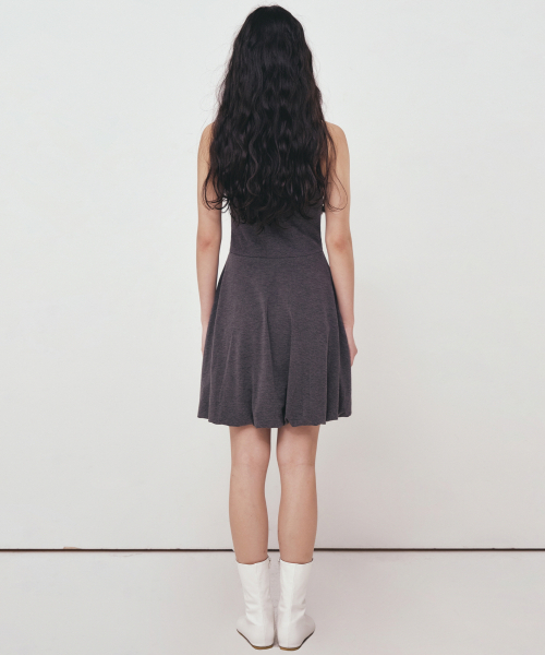 NICK&NICOLE(ニックアンドニコール)の「SHIRRING LABEL SLEEVELESS DRESS_CHARCOAL(ワンピース・レディース・その他・FREE)」の3枚目の写真