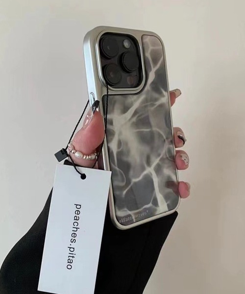 WESTBOY(ウエストボーイ)の「波デザイン メタリック シルバー iPhoneカバー アイフォンケース スマホケース WO25W5AC06【WB ORIGINALS】【2025AW】(スマホケース/カバー・メンズ・シルバー・iPhone 15 Pro Max/iPhone 15 Pro/iPhone 15/iPhone 17 Pro Max/iPhone 17 Pro/iPhone 17/iPhone 16 Pro Max/iPhone 16 Pro/iPhone 16)」の2枚目の写真