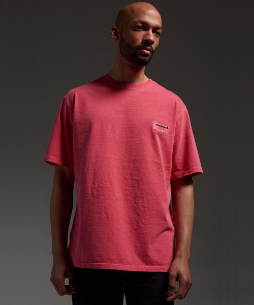 ICONOGRAPHY(アイコノグラフィー)の「ピグメントラベルアートDCPK(Tシャツ/カットソー・メンズ・オレンジ・LARGE)」の2枚目の写真