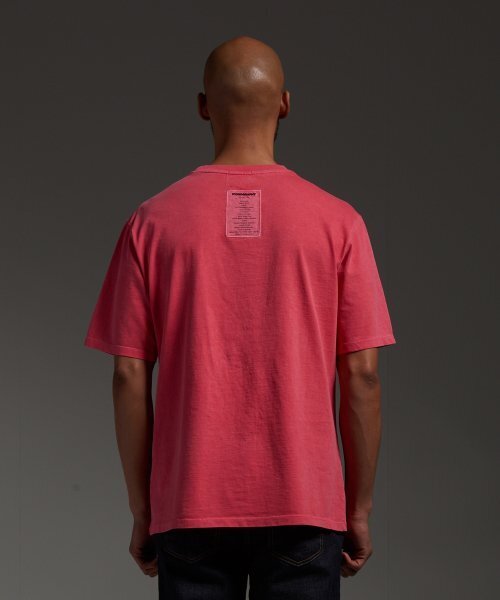 ICONOGRAPHY(アイコノグラフィー)の「ピグメントラベルアートDCPK(Tシャツ/カットソー・メンズ・オレンジ・LARGE)」の3枚目の写真