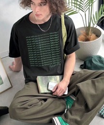 Java（ジャバ）の「《JaVaジャバコラボ》雰囲気も気持ちも明るくなれる!週末を楽しむための、綿100%かすれ調メッセージプリントTシャツ(半袖)（Tシャツ/カットソー）」