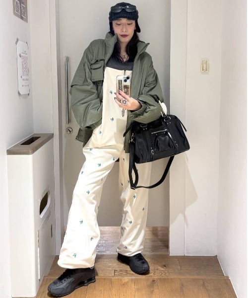 JEANASIS（ジーナシス）の「フロントZIPイージーサロペ/634614（サロペット/オーバーオール・レディース・ブラック/ブラック系その他/ホワイト系その他・FREE）」の5枚目の写真