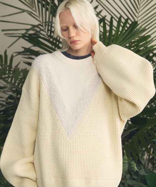 MAISON SPECIAL(メゾンスペシャル)の「《UNISEX》Prime-Over V-neck Panel Switching Knit Pullover/プライムオーバーV切替ニットプルオーバー【MAISON SPECIAL/メゾンスペシャル】(ニット/セーター・メンズ・アイボリー/ブラック・0/1/2)」の2枚目の写真