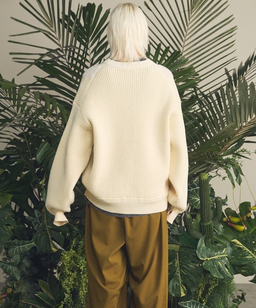 MAISON SPECIAL(メゾンスペシャル)の「《UNISEX》Prime-Over V-neck Panel Switching Knit Pullover/プライムオーバーV切替ニットプルオーバー【MAISON SPECIAL/メゾンスペシャル】(ニット/セーター・メンズ・アイボリー/ブラック・0/1/2)」の17枚目の写真