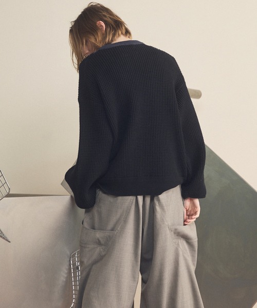 MAISON SPECIAL(メゾンスペシャル)の「《UNISEX》Prime-Over V-neck Panel Switching Knit Pullover/プライムオーバーV切替ニットプルオーバー【MAISON SPECIAL/メゾンスペシャル】(ニット/セーター・メンズ・アイボリー/ブラック・0/1/2)」の4枚目の写真