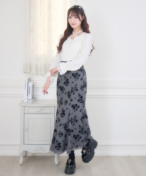 couture BY ROJITA(クチュールバイロジータ)の「ローズリボンベロアトップス(Tシャツ/カットソー・レディース・ブラック/ホワイト・FREE)」の3枚目の写真