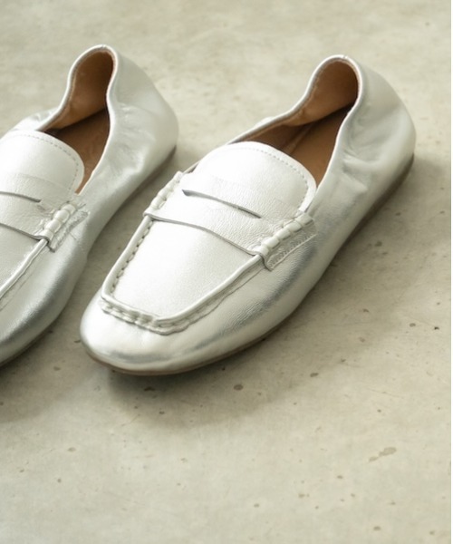 EMU Australia(エミューオーストラリア)の「Kirra(モカシン/デッキシューズ・レディース・シルバー/ブラック・5/6/7/8/9/10)」の2枚目の写真