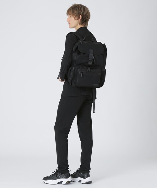 BLACK LABEL CRESTBRIDGE（ブラックレーベル・クレストブリッジ）の「BLACK of  BLACKs フラップバックパック（バックパック/リュック・メンズ・ブラック・FREE）」の3枚目の写真