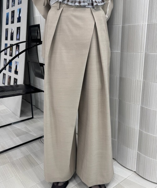 Ameri(アメリ)の「DRY TWILL ASYMMETRY TUCK PANTS(スラックス・レディース・ベージュ/スミクロ/ベビーピンク・MEDIUM/SMALL/X-SMALL)」の2枚目の写真