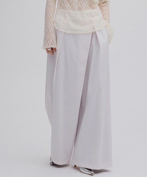 Ameri(アメリ)の「DRY TWILL ASYMMETRY TUCK PANTS(スラックス・レディース・ベージュ/スミクロ/ベビーピンク・MEDIUM/SMALL/X-SMALL)」の3枚目の写真