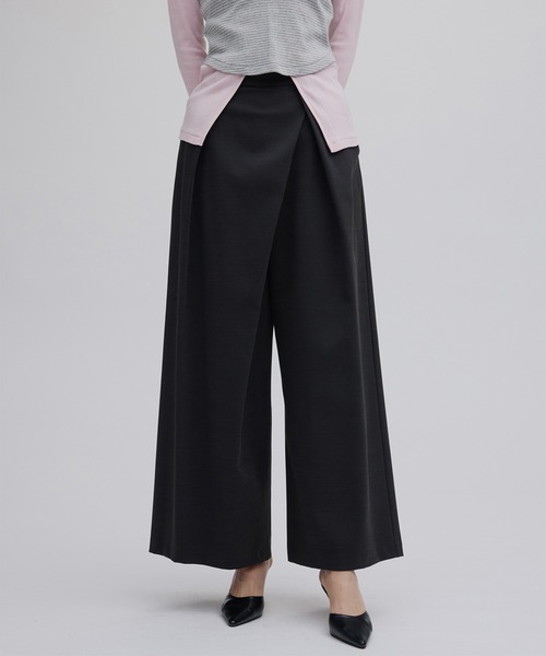 Ameri(アメリ)の「DRY TWILL ASYMMETRY TUCK PANTS(スラックス・レディース・ベージュ/スミクロ/ベビーピンク・MEDIUM/SMALL/X-SMALL)」の1枚目の写真