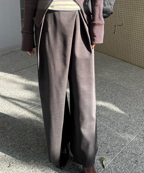 Ameri(アメリ)の「DRY TWILL ASYMMETRY TUCK PANTS(スラックス・レディース・ベージュ/スミクロ/ベビーピンク・MEDIUM/SMALL/X-SMALL)」の11枚目の写真