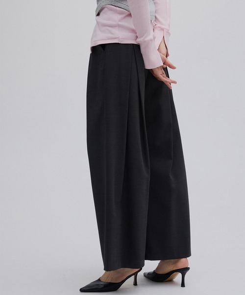 Ameri(アメリ)の「DRY TWILL ASYMMETRY TUCK PANTS(スラックス・レディース・ベージュ/スミクロ/ベビーピンク・MEDIUM/SMALL/X-SMALL)」の4枚目の写真