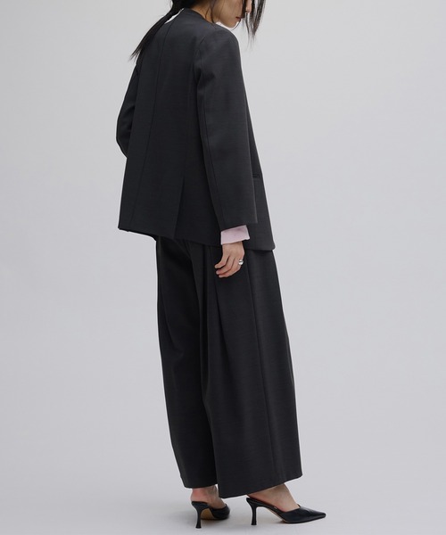 Ameri(アメリ)の「DRY TWILL ASYMMETRY TUCK PANTS(スラックス・レディース・ベージュ/スミクロ/ベビーピンク・MEDIUM/SMALL/X-SMALL)」の7枚目の写真