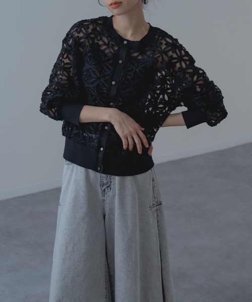 refinedworks（リファインドワークス）の「【refinedworks】冷房対策 / UV対策にも◎ 花柄  × レース 風の 上品 カーディガン（カーディガン/ボレロ・レディース・アイボリー/ブラック・FREE）」の2枚目の写真